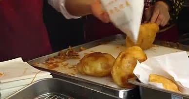 4K武汉特色小吃美食油饼包烧麦视频的预览图